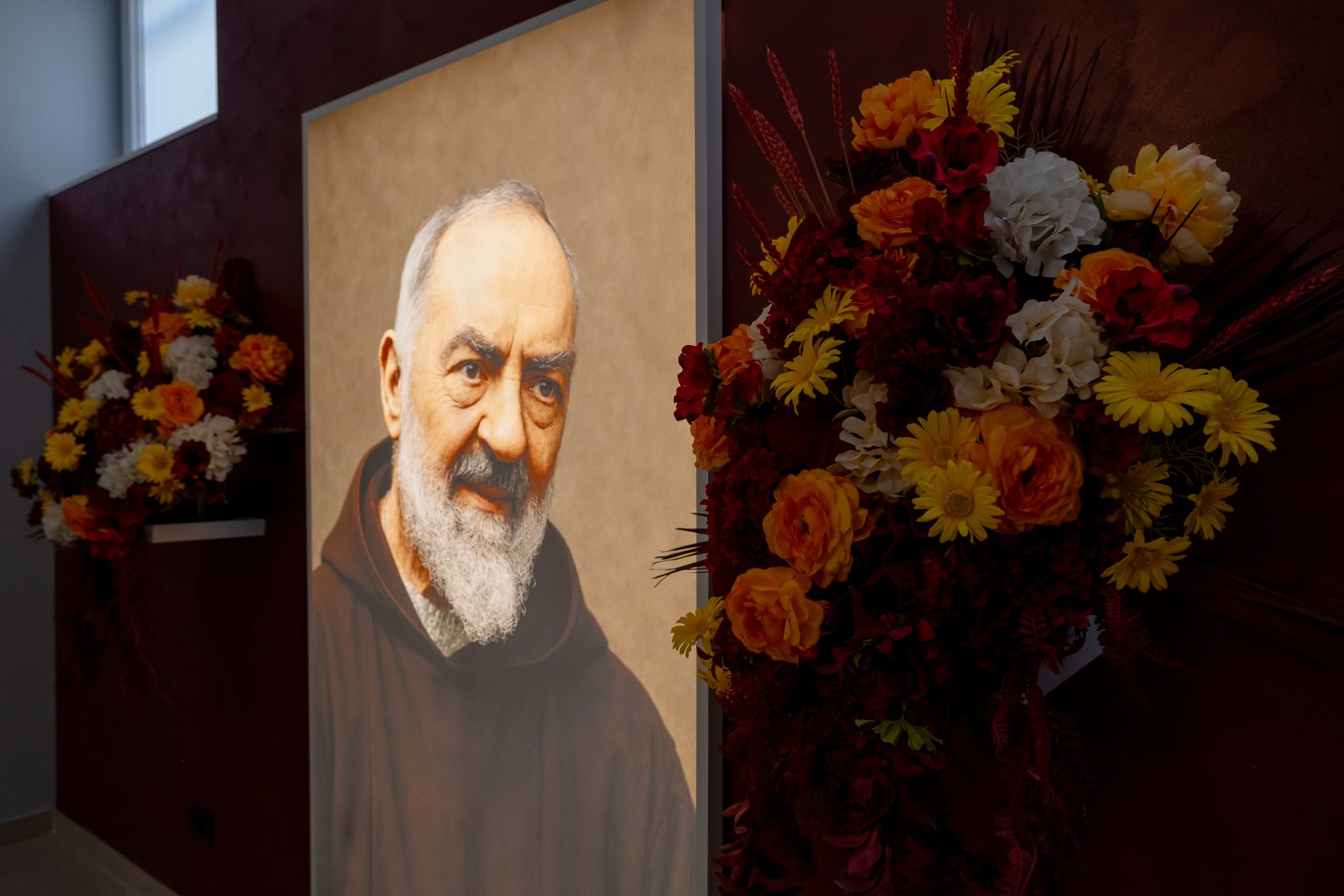 Dettaglio di una sala del commiato con fiori