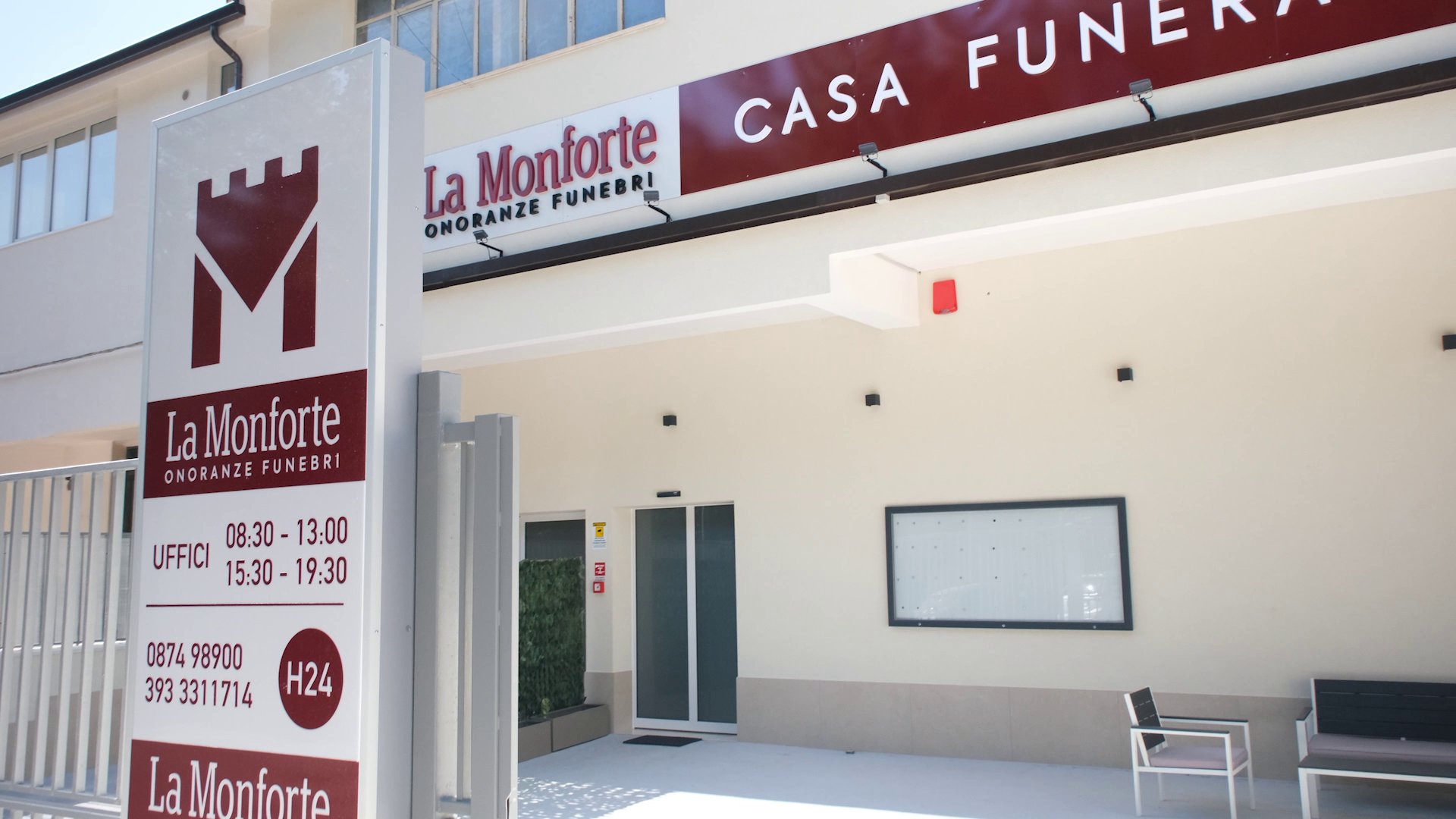 Ingresso della Casa Funeraria La Monforte